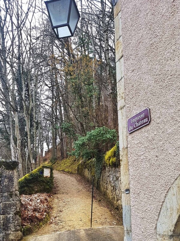 Le chemin menant au château des Clées Le chemin menant au château des Clées