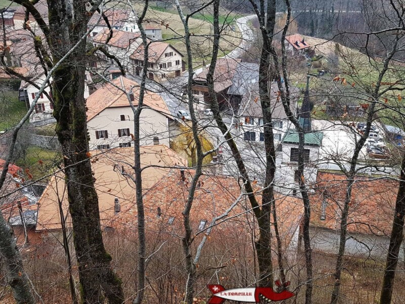 Le village des Clées depuis l'esplanade. Le village des Clées depuis l'esplanade.