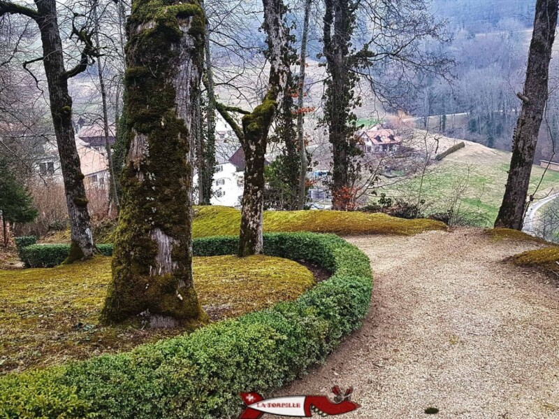 Le chemin menant au château des Clées