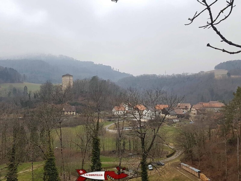 Le Donjon du château des clées et le village des Clées. Le Donjon du château des clées et le village des Clées.