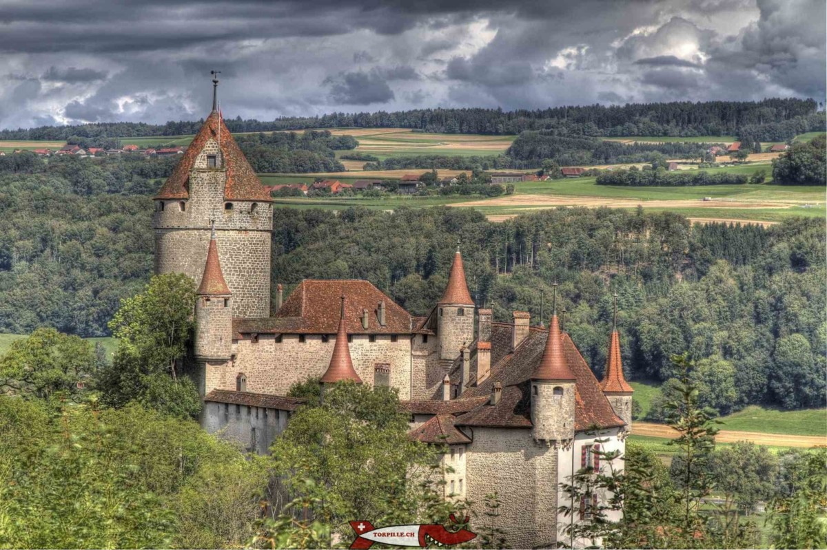 Le château de Lucens avec ses nombreuses échauguettes.