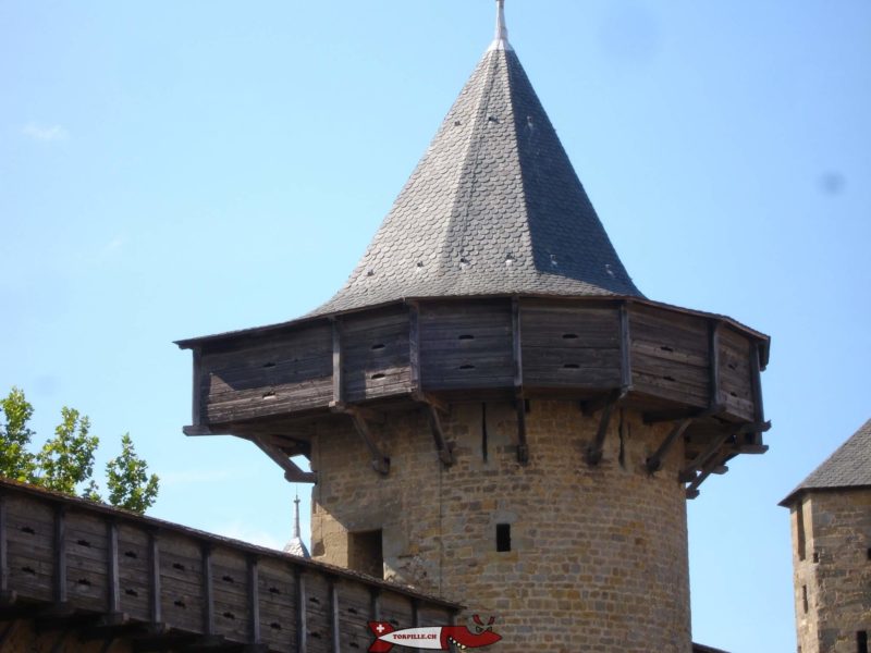 Des hourds ici à Carcassonne en France similaires à ceux qu'on pouvaient trouver au château de Saint-Triphon.