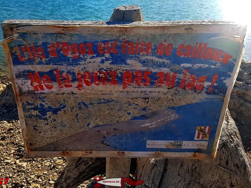 Un panneau indiquant de ne pas jeter des cailloux sur ce site fragile - île château d'Ogoz