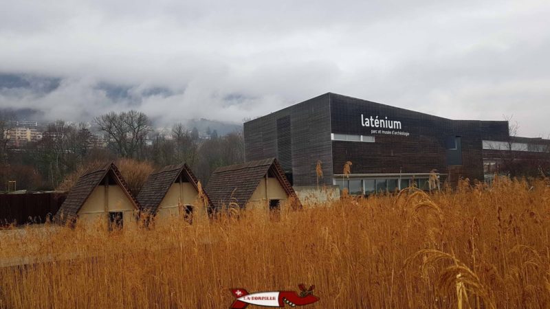 Le bâtiment abritant le musée avec le parc à côté du lac de Neuchâtel.