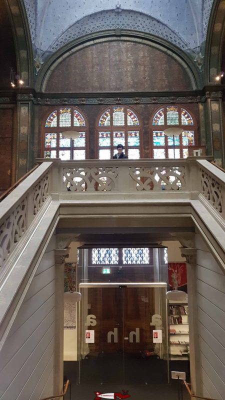 L'escalier central reliant le rez au premier étage du musée d'art et d'histoire de neuchatel