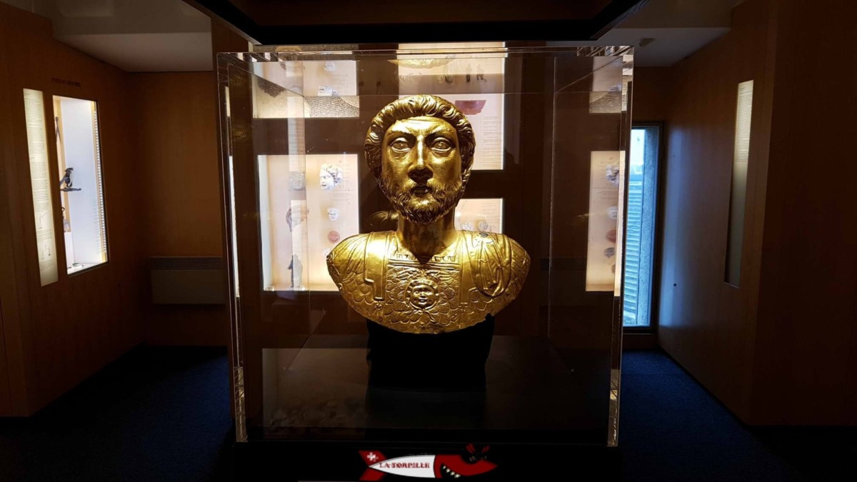 La reproduction du buste en or de Marc-Aurel au musée romain d'Avenches.