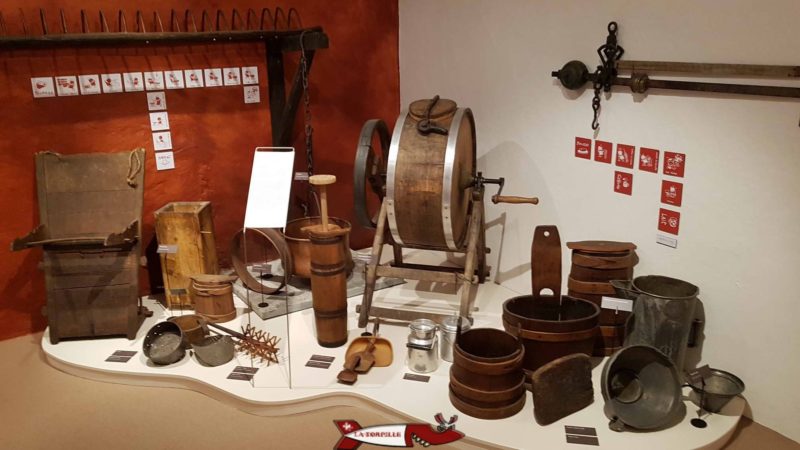 Différents objets sont exposées en relation avec l'abricot au musée de saxon