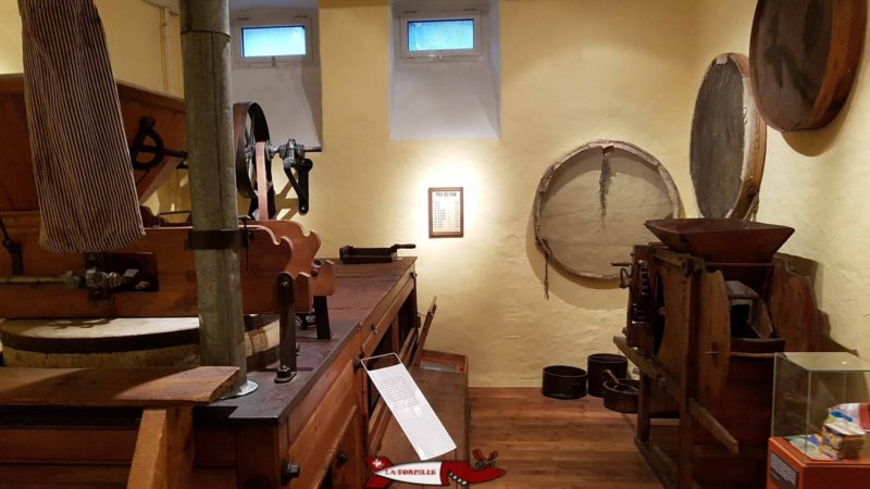 Une salle du musée de saxon qui possède le dernier moulin électrique qui a par le passé été en fonction dans le village de Saxon pour fabriquer de la farine