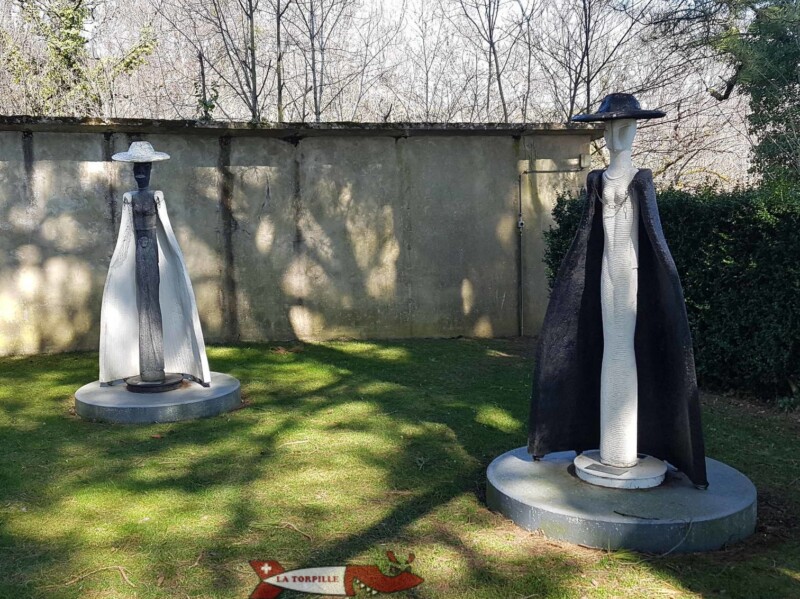 Deux étranges mannequins bicolores dans le jardin du château.