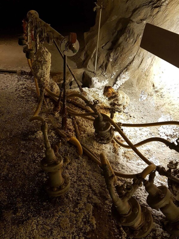 De nos jours le rinçage de la roche se fait par injection d'eau dans le rocher, la saumure redescend par gravité.