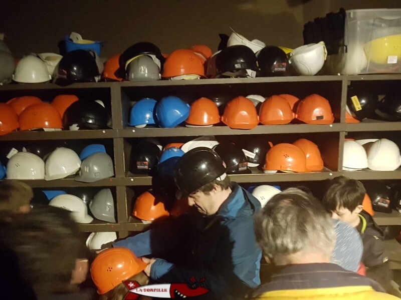 Les casques pour la visite de la mine d'asphalte de travers
