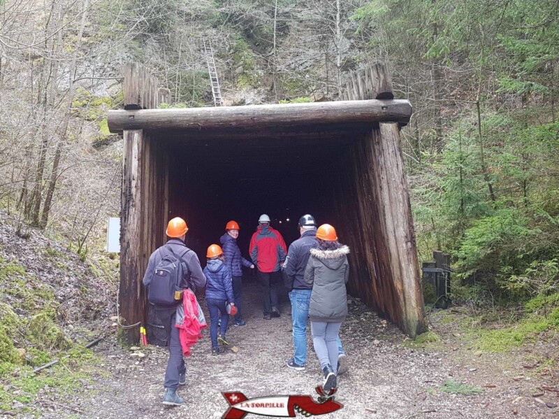 l'entrée des mines d'asphalte de travers