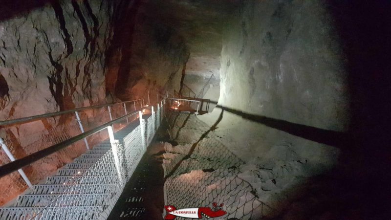 Un escalier qui descend dans un boyau de la mine.