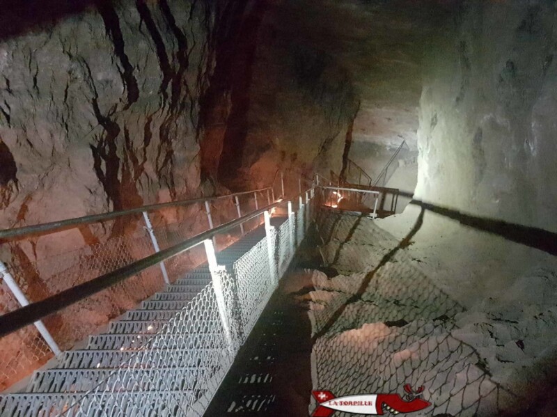 Un escalier qui descend dans un boyau de la mine.