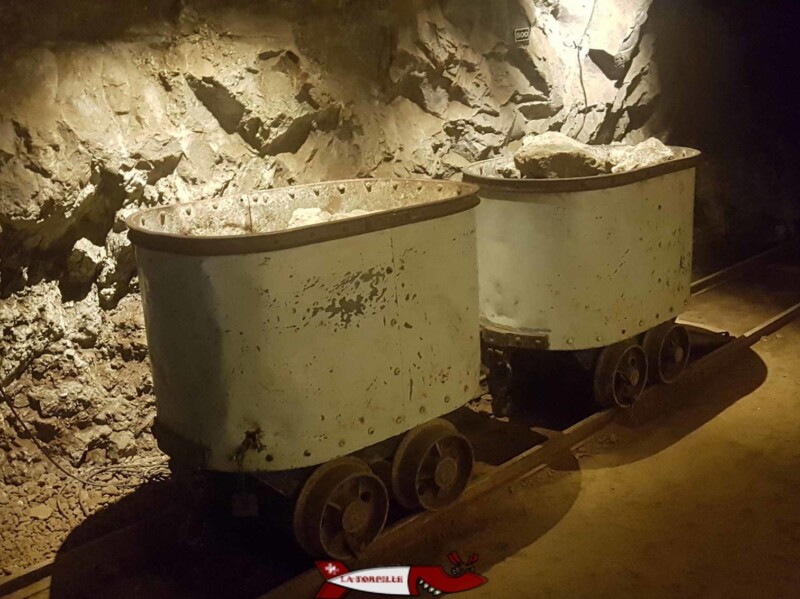 Des wagonnets utilisés autrefois pour sortir le minerai.