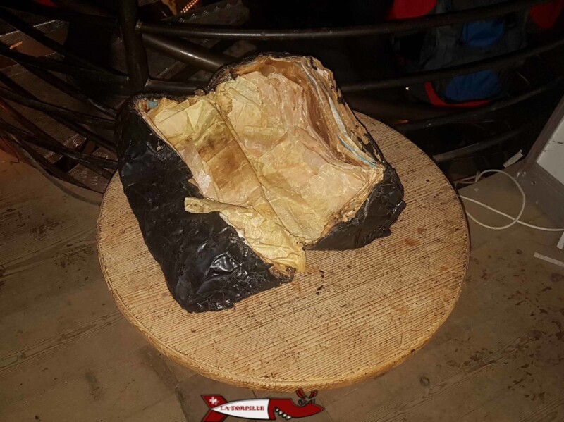 L'emballage en papier ayant contenu le jambon cuit dans l'asphalte.