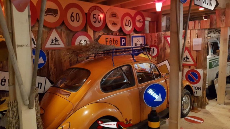 le musée VW avec les voitures classées par thèmes.