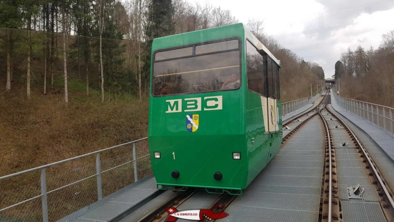 Le wagon du funiculaire aux couleurs de la MBC, les transports de la région Morges Bière Cossonay.