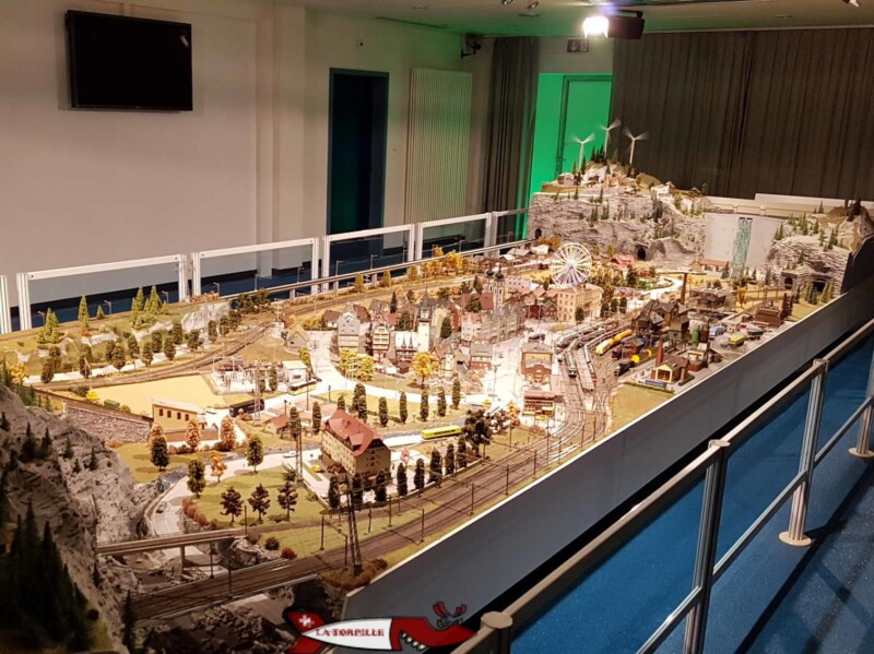 La maquette d'un train électrique. La maquette d'un train électrique. Eletrobroc