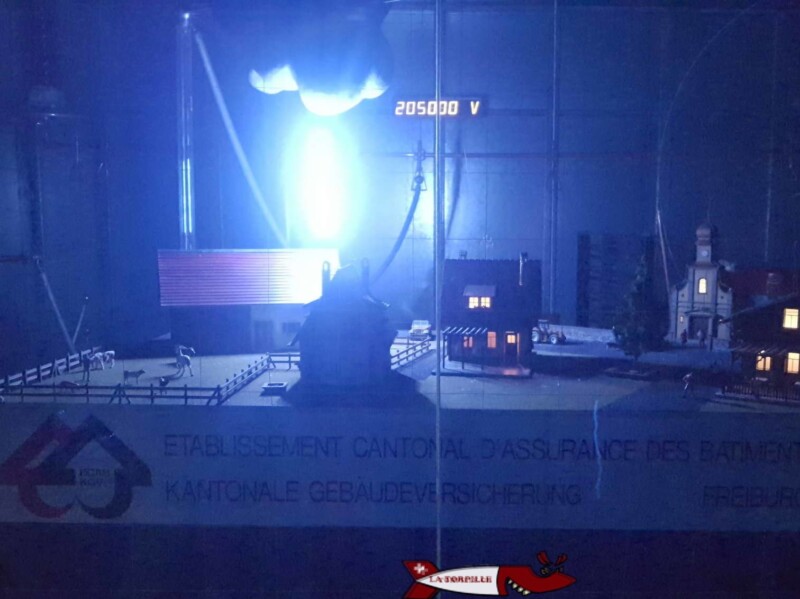 Un éclair généré par le simulateur de foudre et haute tension. Electrobroc Un éclair généré par le simulateur de foudre et haute tension. Electrobroc