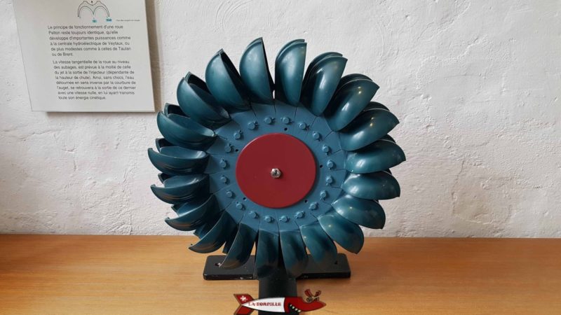 Une turbine Pelton servant à produire de l'électricité avec la force de l'eau au musée de montreux