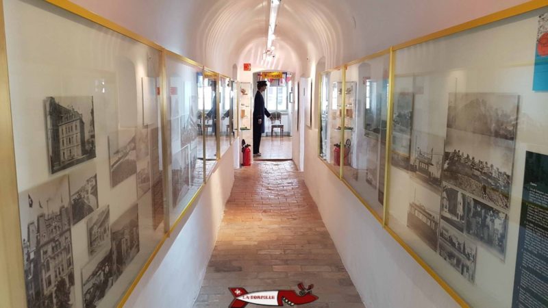 Un couloir au premier étage utilisé pour exposé des photographies au musée de montreux