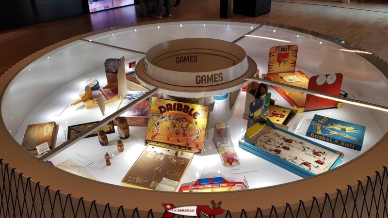 Des petites jeux de tables relatif au basketball dans la maison du basketball à mies