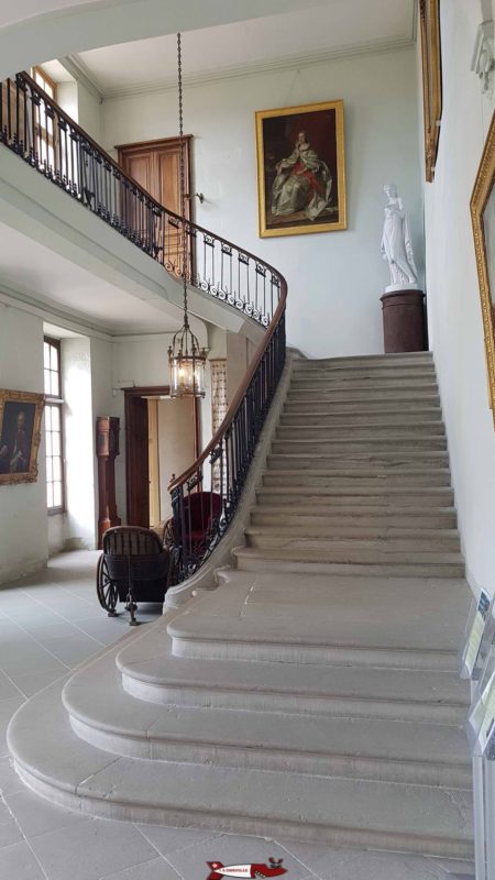 Les escaliers menant au 1er étage du musée du château de coppet