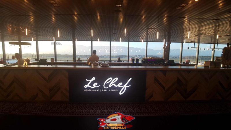 Les grandes fenêtres de La terrasse panoramique de l'aéroport de Genève dans le restaurant et bar le Chef