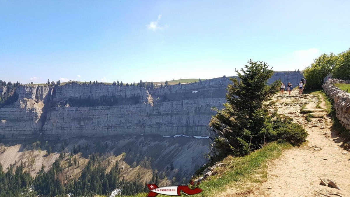 Le Creux du Van dans le canton de Neuchâtel est l'une des plus belles curiosités naturelles de Suisse romande.