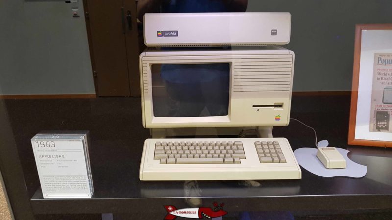 un vieux ordinateur Apple, avec son fameux logo avec la pomme exposé au musée Bolo