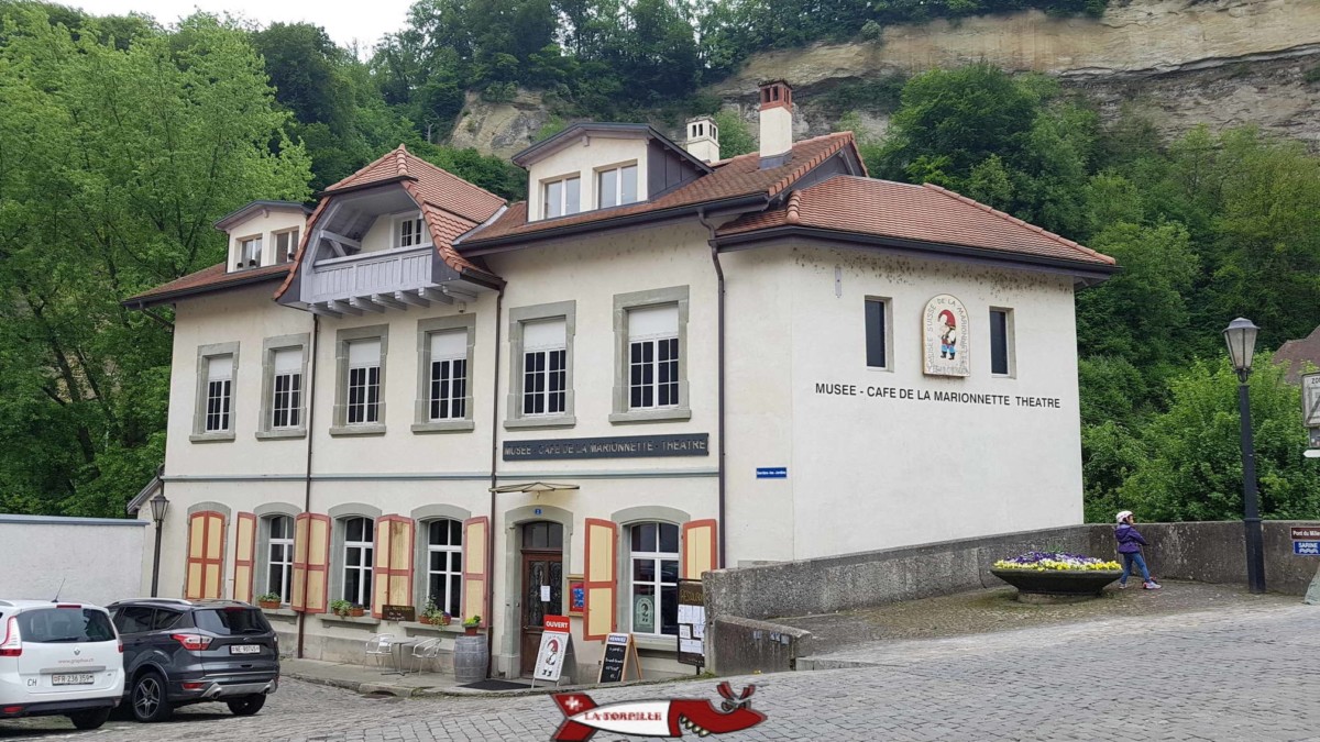 le bâtiment du musée suisse de la marionnette en Basse-Ville de Fribourg.
