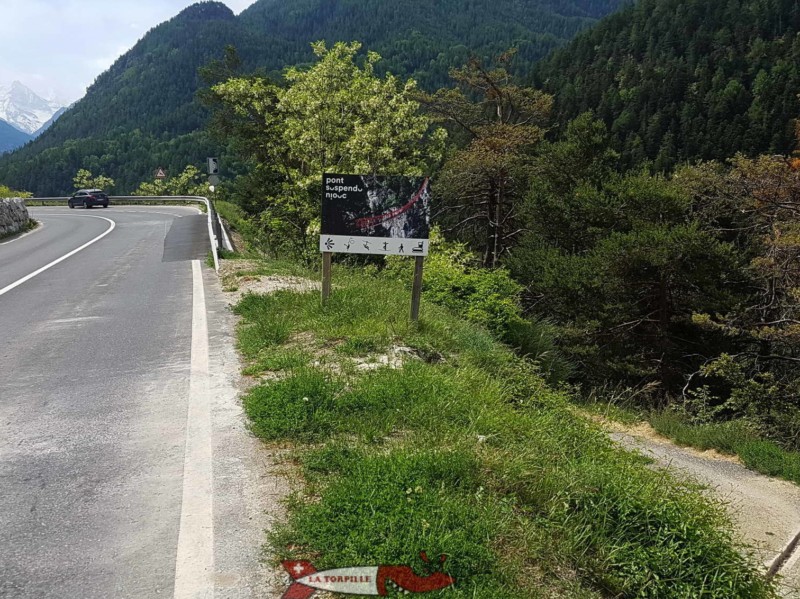 Embranchment menant au pont suspendu de Niouc. Pont Suspendu de Niouc, val d'Anniviers.