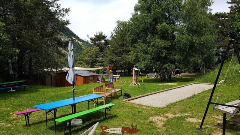 La place de jeux à côté du pont suspendu de Niouc