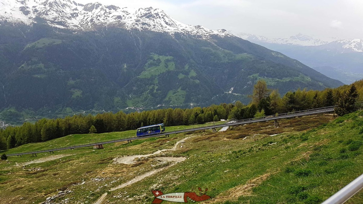 Le funiculaire près de la station amont.