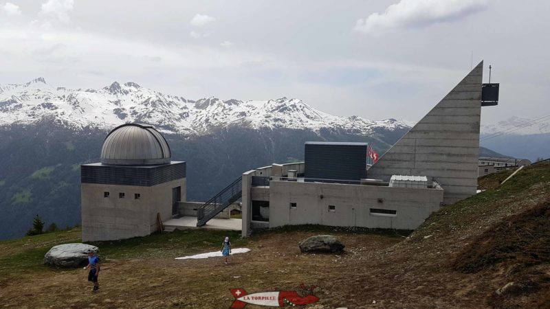L'observatoire OFXB François Xavier Bagoud près de la gare d'arrivée du funiculaire de Saint-Luc 