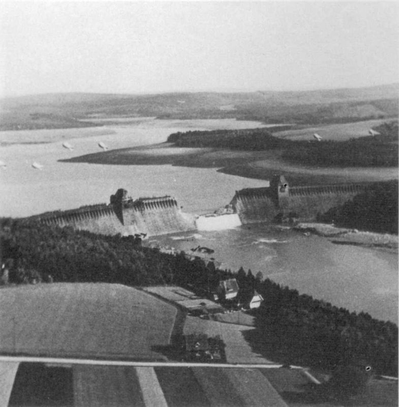 Le barrage de Möhne près de Dortmund bombardé par la Royal Air Force en 1943 lors de l'opération Chastis