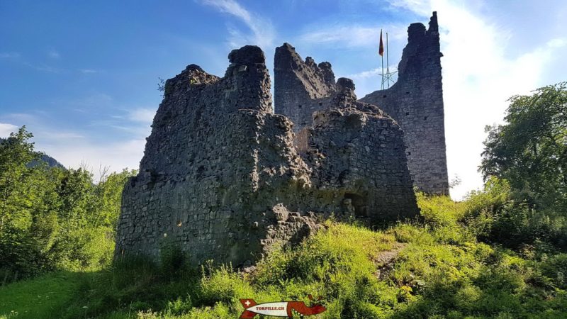 les ruines du château de montsalvens sur les chemin des gorges de la jogne