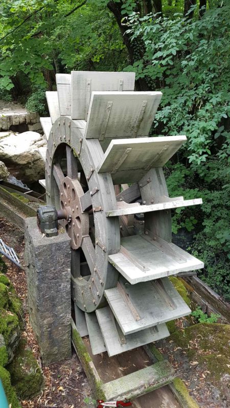 Une roue sur le site du Gor du Vauseyon.