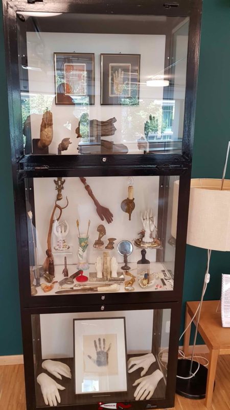 Quelques objets de la collection de Claude Verdan exposés dans une vitrine au rez du musée de la main.
