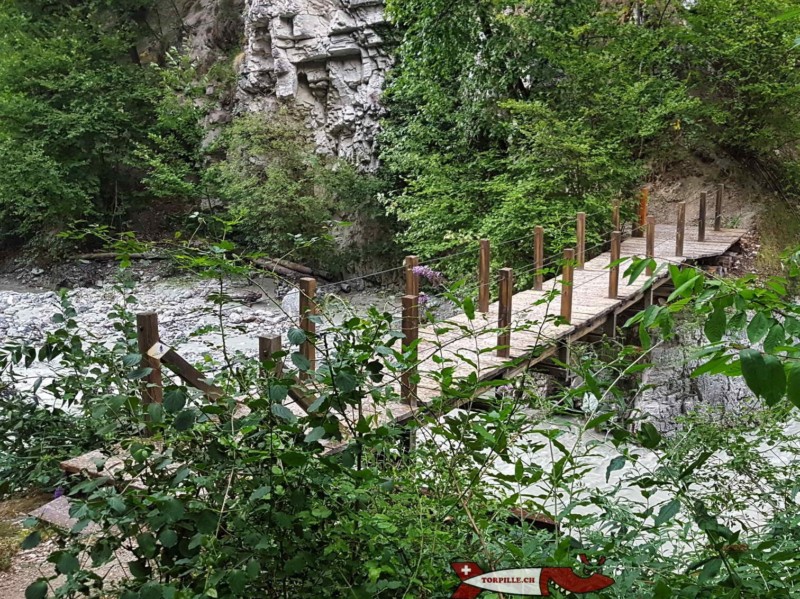La passerelle sur la Borgne pour rejoindre le lit de la rivière. La passerelle sur la Borgne pour rejoindre le lit de la rivière - gorges de la Borgne. Gorges de la Borgne - Val d'Hérens