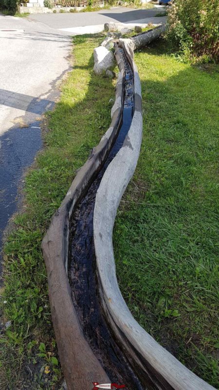 Arrivée d'eau et portes permettant de faire circuler l'eau dans le terrain ou sur des bazots qui sont des troncs creusés en longueur -musée valaisan des bisses