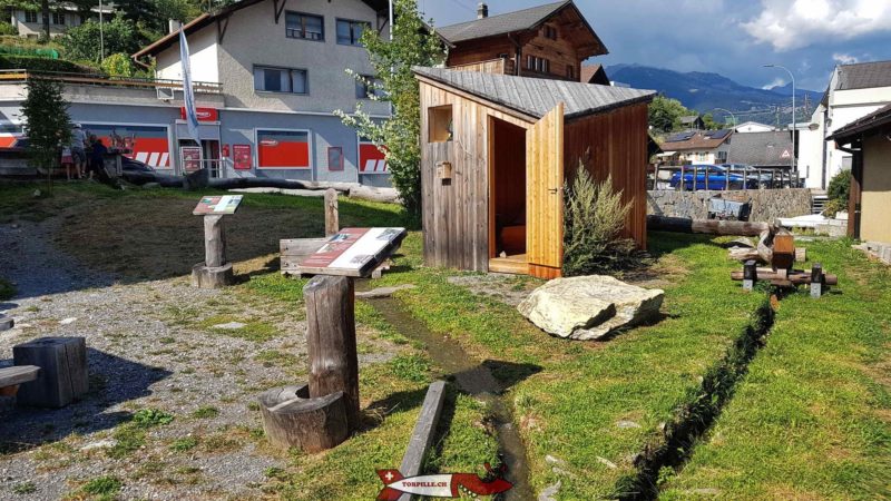 La maison du gardien du bisse exposée devant le musée valaisan des bisses