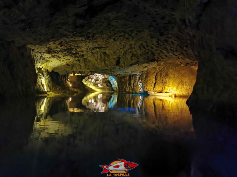 L'intérieur de la grotte. Lac Souterrain de Saint-Léonard
