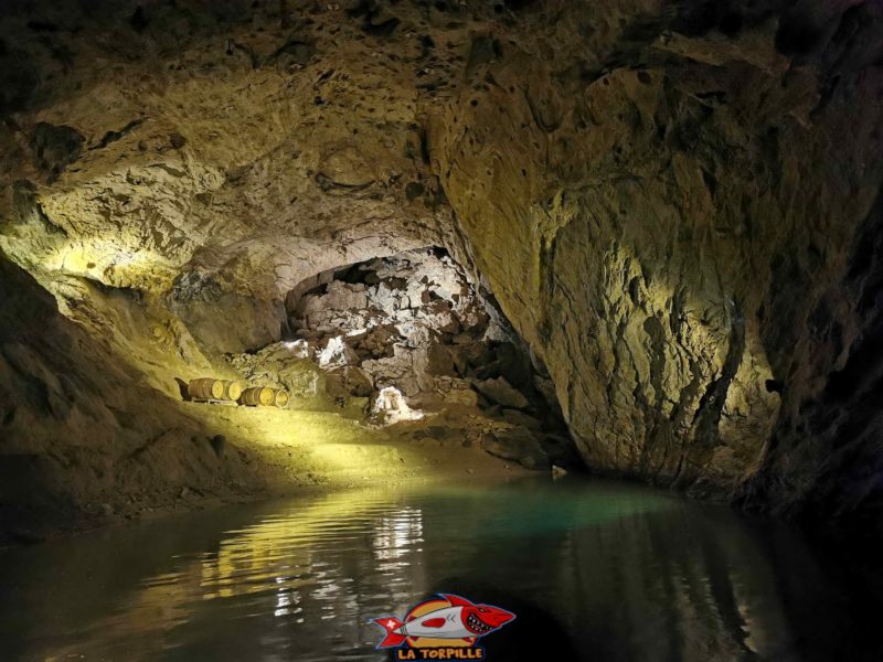 Des jeux de lumière dans la grotte. Lac Souterrain de Saint-Léonard