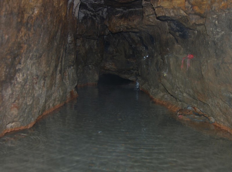 L'intérieur de la caverne d'une profondeur d'environ 50 centimètres.