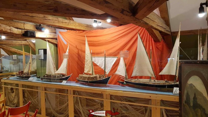 Maquettes de barques du Léman à voile exposée au 2e étage du musée des traditions et des barques du léman.