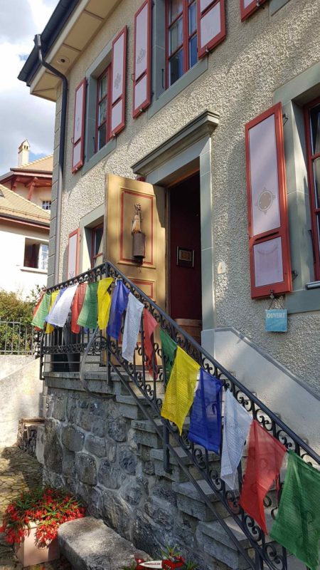 les fameux petits drapeaux colorés devant l'entrée du Tibet Museum sur lesquels sont imprimés des formules sacrées qui sont transmises aux dieux avec le souffle du vent.