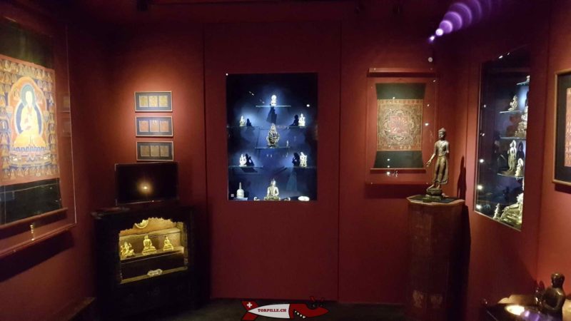 Des photos du musée contenant des statues, des objets rituels et des thangkas au tibet museum
