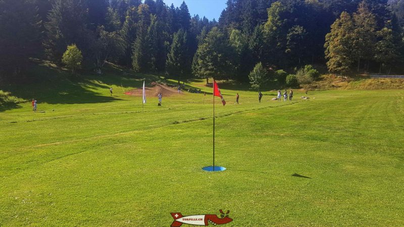 Le drapeau marquant le trou d'un parcours de footgolf à l'espace loisirs Basseruche.
